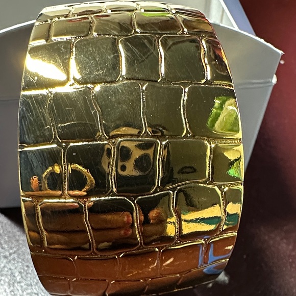 Avon BOLD CROCO GOLD CUFF Bracelet - Picture 1 of 6